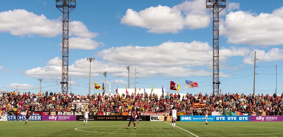 Aficionados de Detroit City en el partido