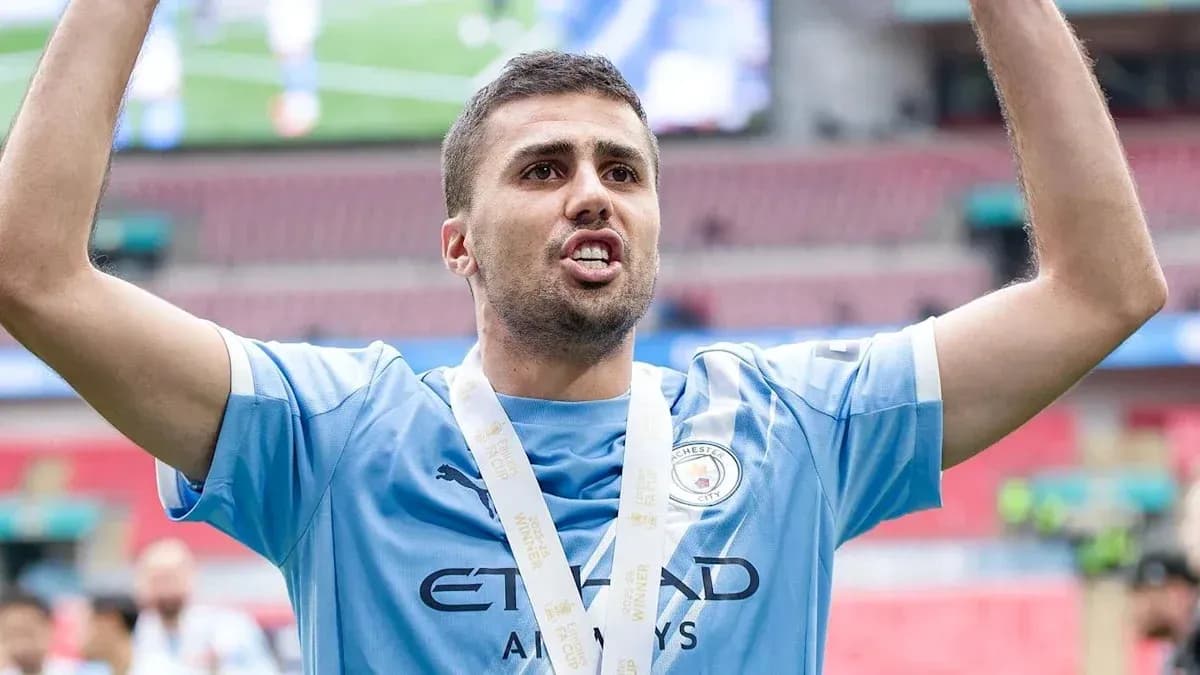 Jugador de Manchester City levantando trofeo de campeón