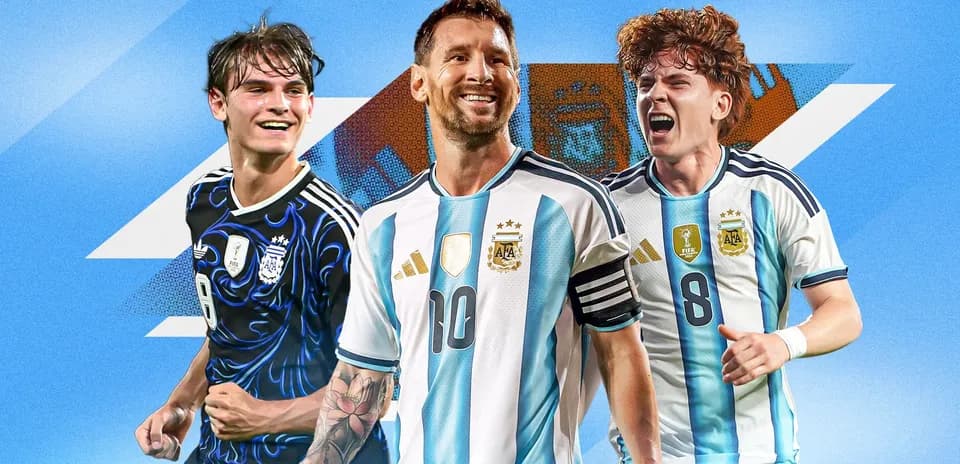 Tres jugadores de Argentina en uniforme de fútbol