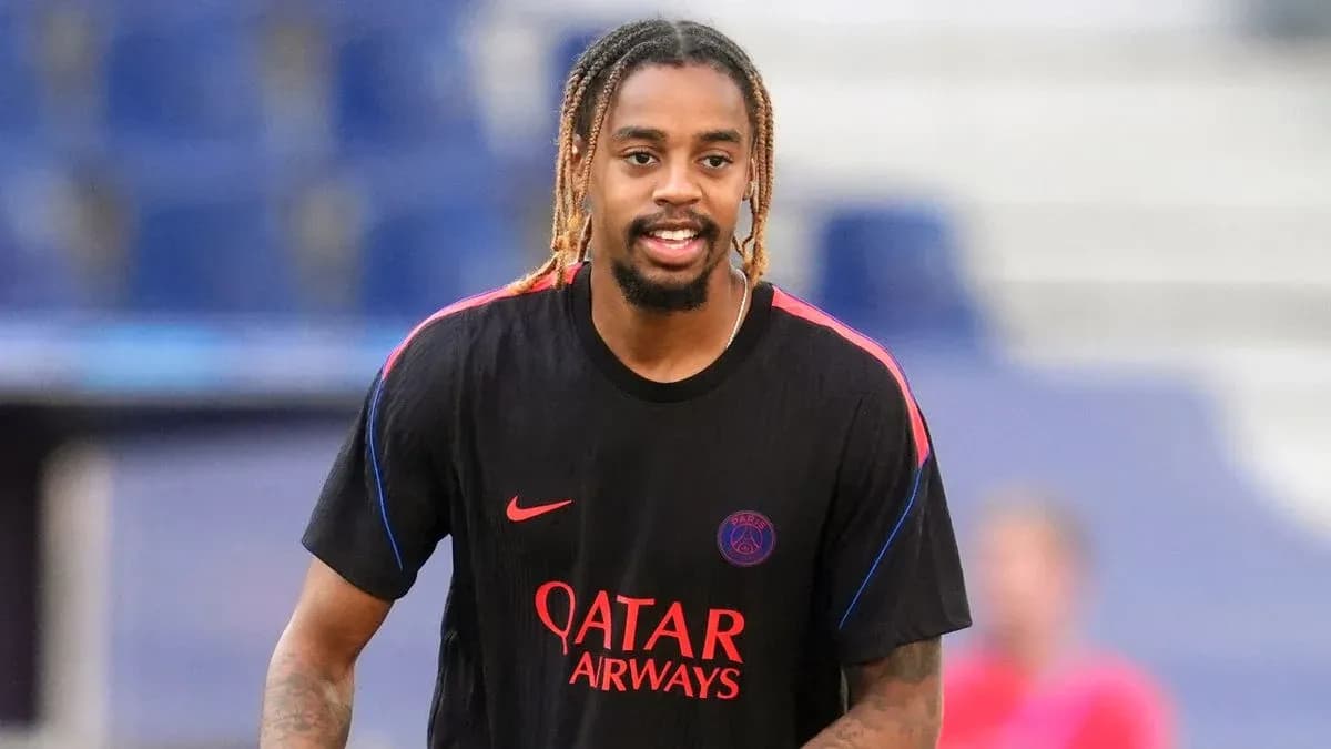 Jugador de PSG entrenando en el campo