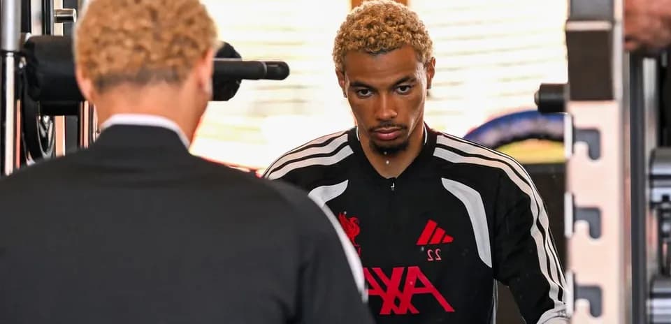 Jugador de Liverpool entrenando en el gimnasio
