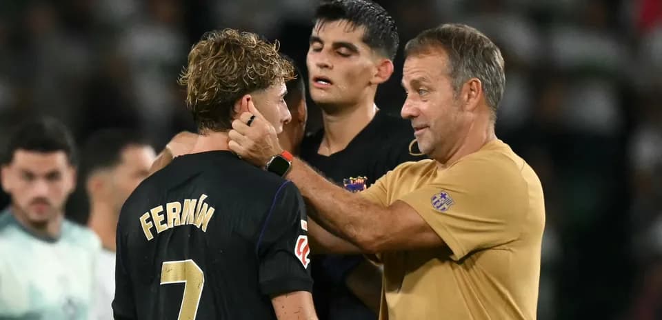 Entrenador hablando con jugador Fermín tras partido