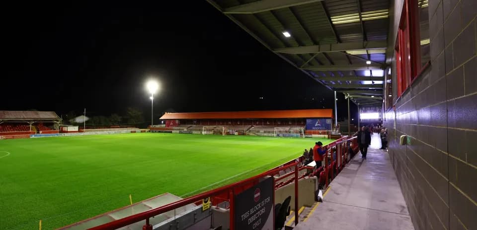 Vista del campo de fútbol iluminado por la noche
