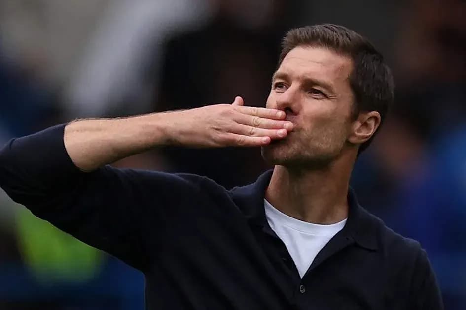 Entrenador saludando a la afición en el estadio