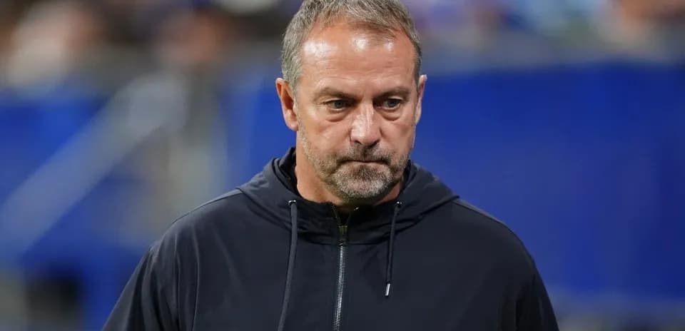 Entrenador caminando por el campo durante el partido