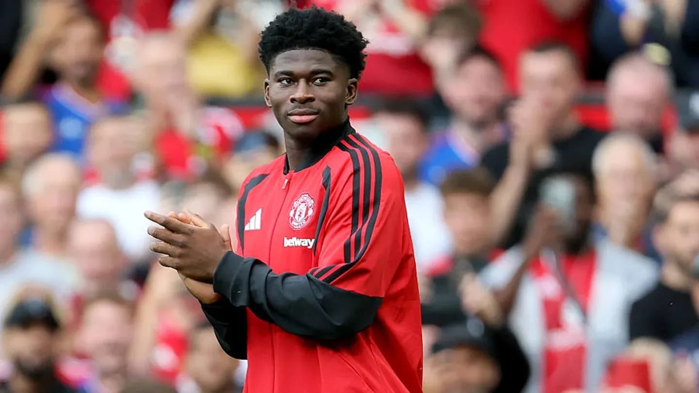 Jugador de Manchester United aplaudiendo en el estadio