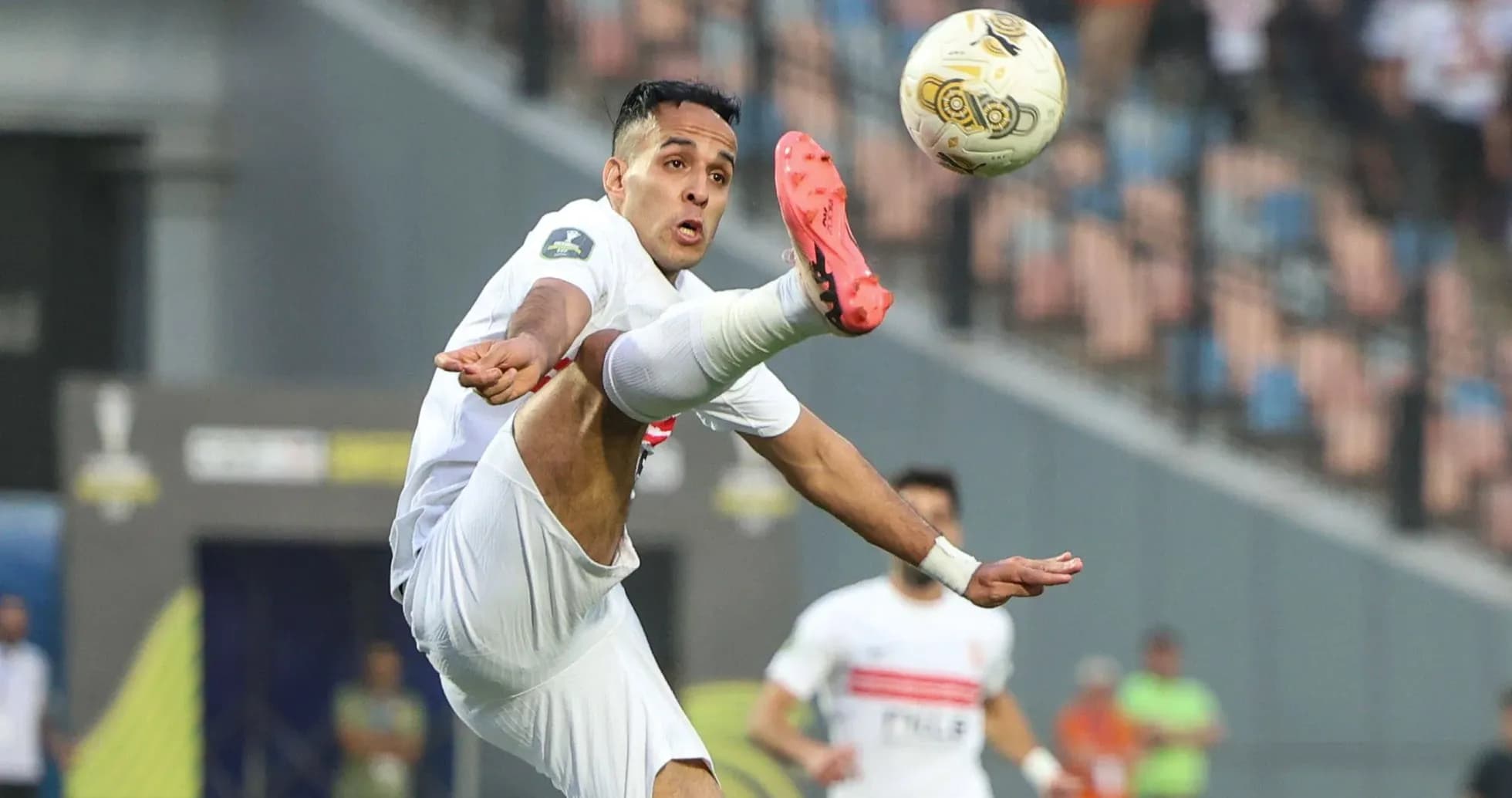 Jugador realizando una acrobacia con el balón