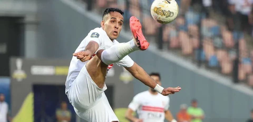 Jugador realizando una acrobacia con el balón