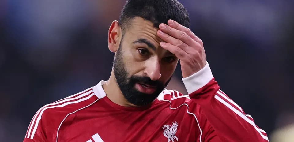 Jugador de Liverpool con camiseta roja tocándose la frente
