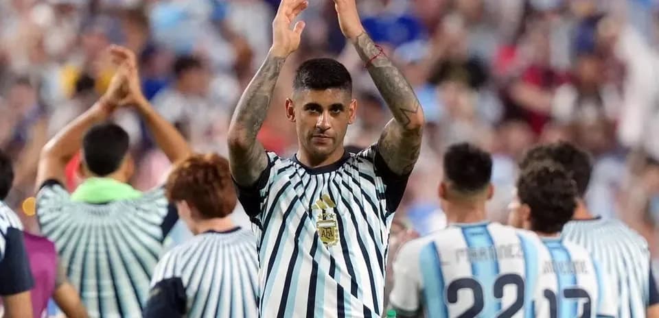 Jugador de Argentina aplaudiendo a la afición