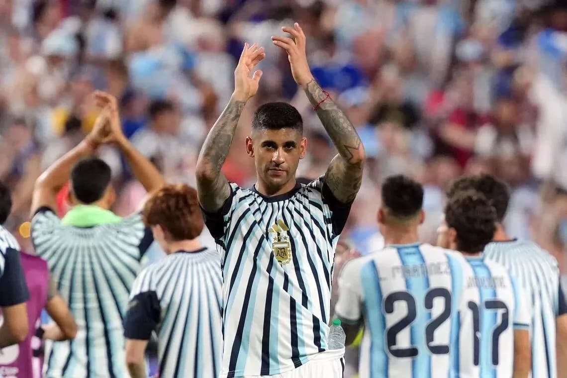 Jugador de Argentina aplaudiendo a la afición