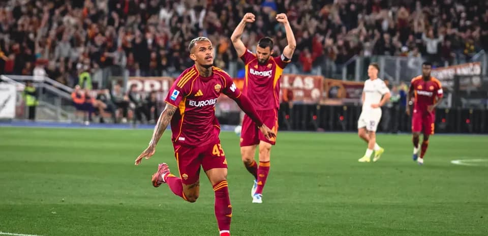 Jugadores de AS Roma celebrando un gol