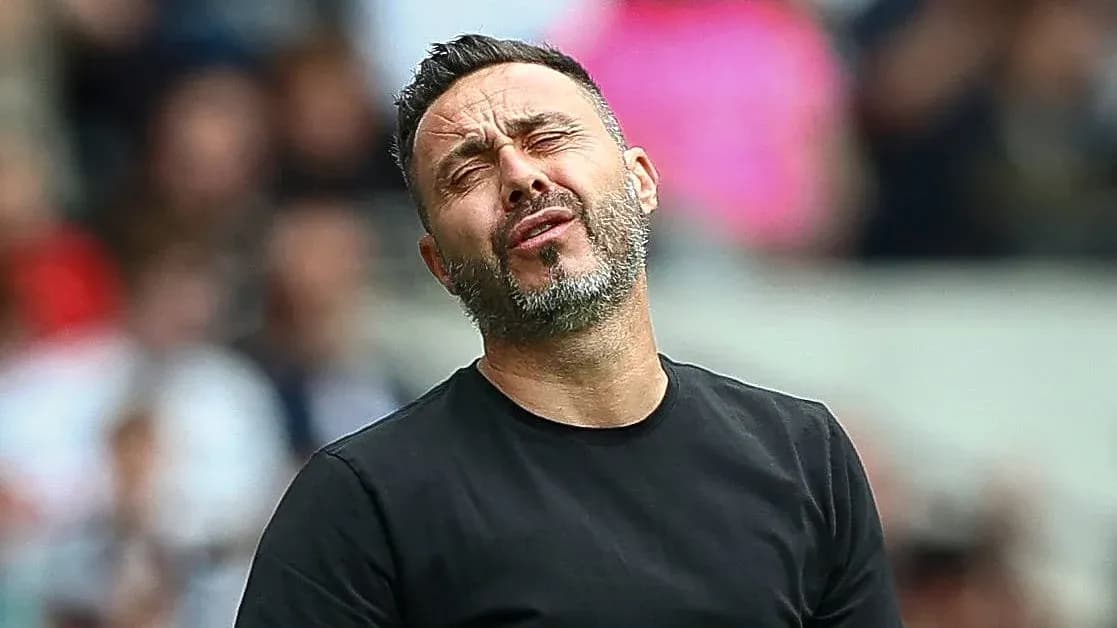 Entrenador mostrando frustración durante el partido