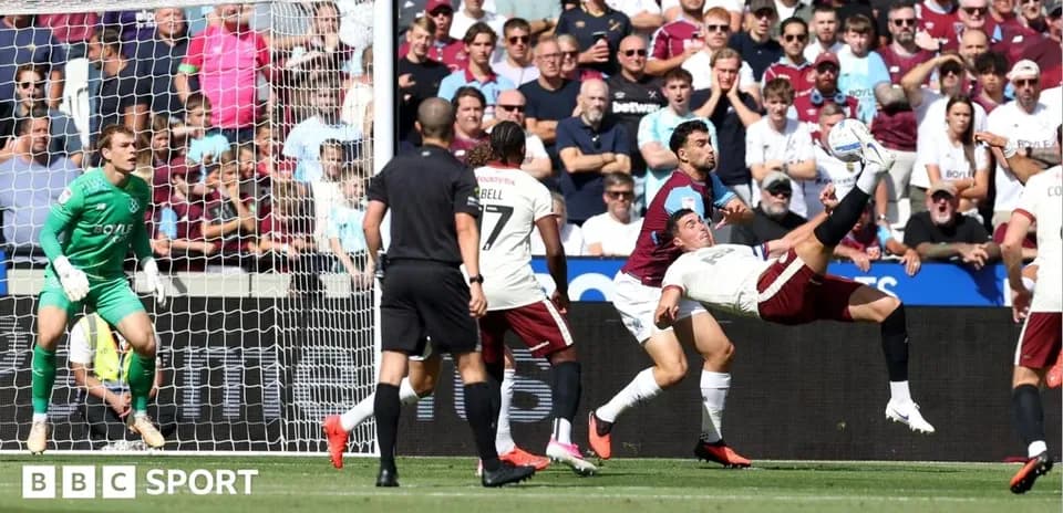 Jugador realizando una chilena en el área de gol