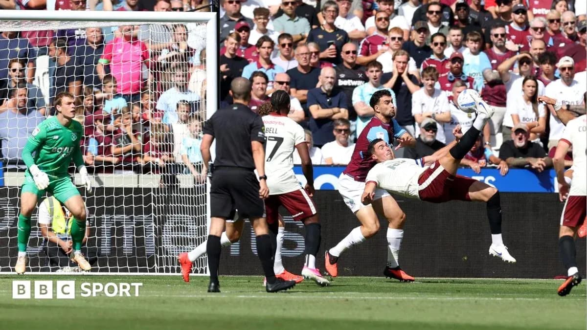 Jugador realizando una chilena en el área de gol
