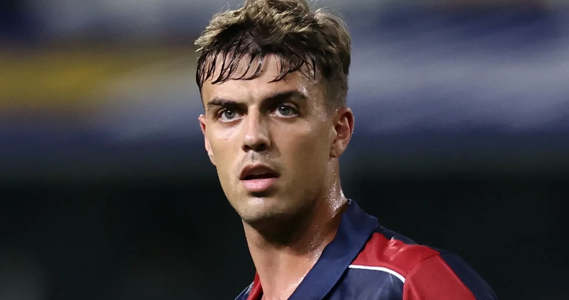 Jugador de fútbol con camiseta de Bologna en campo