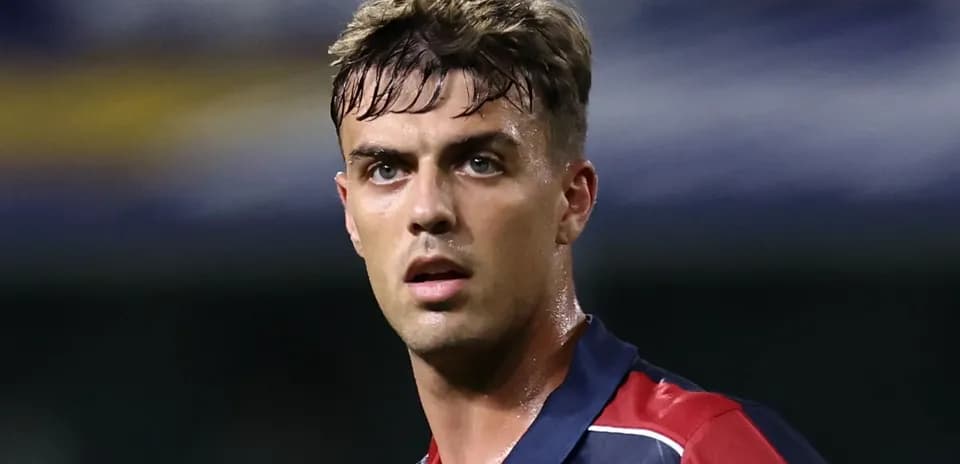 Jugador de fútbol con camiseta de Bologna en campo