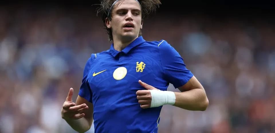Jugador de Chelsea corriendo en el campo de fútbol