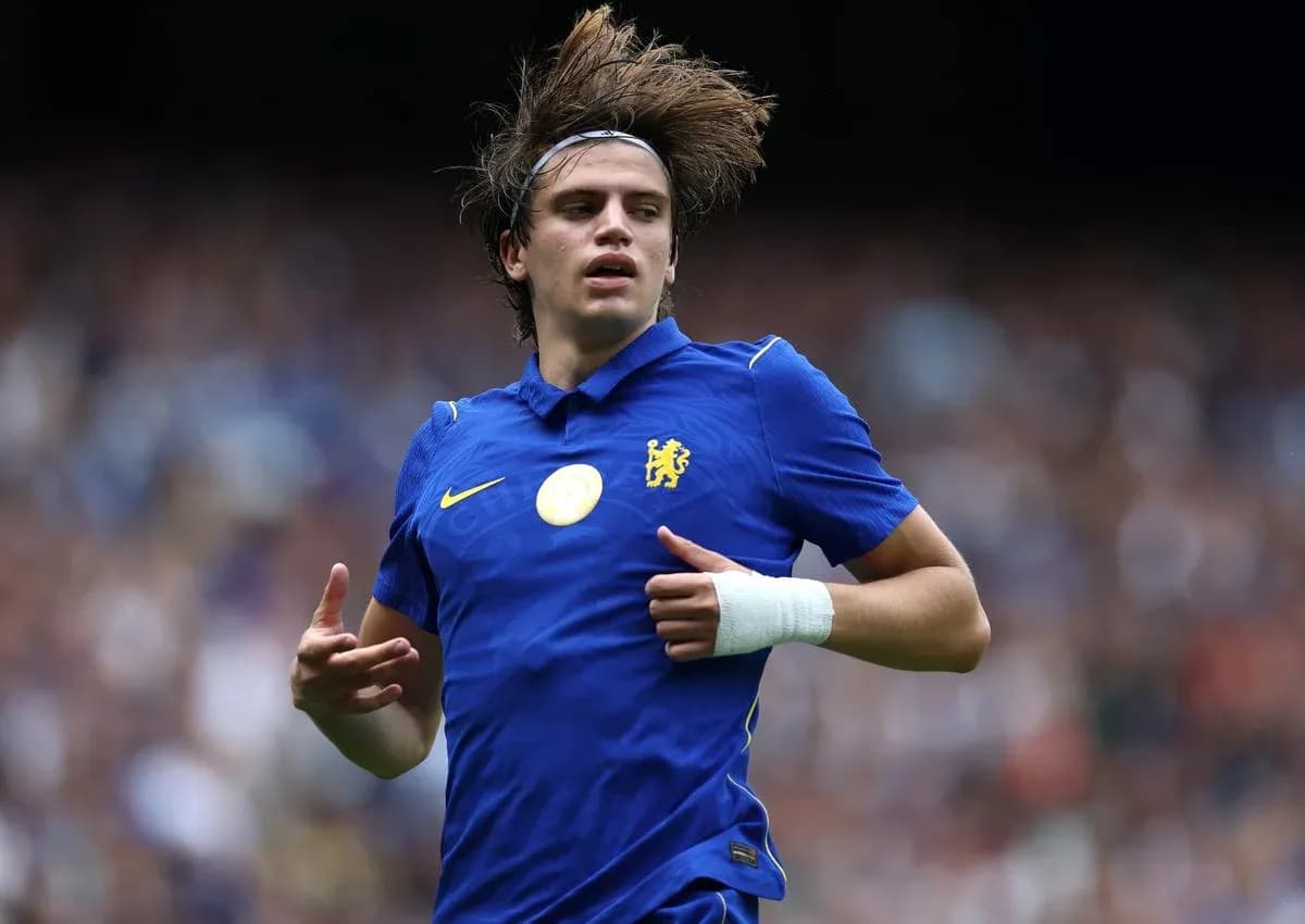 Jugador de Chelsea corriendo en el campo de fútbol