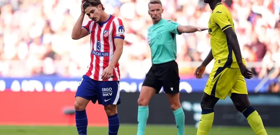 Jugador de Atlético de Madrid mostrando frustración durante el partido