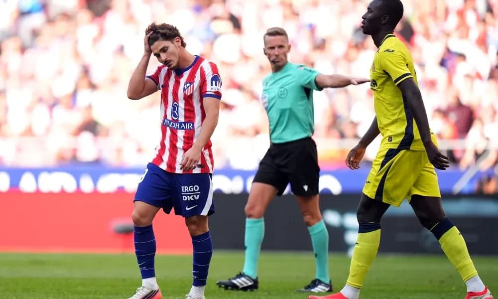 Jugador de Atlético de Madrid mostrando frustración durante el partido