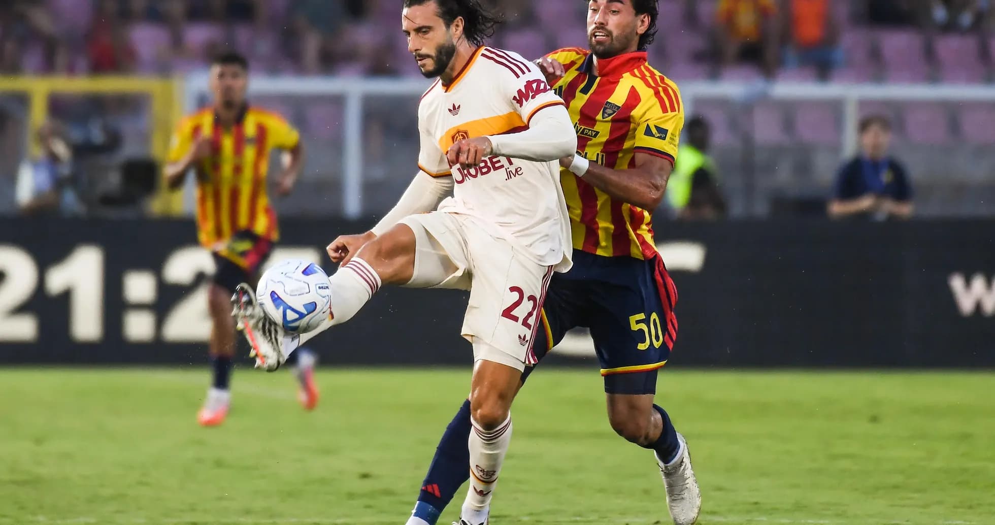 Jugador de Lecce persigue a jugador de AS Roma