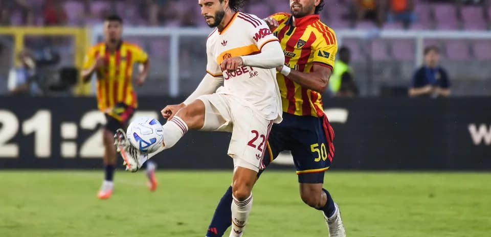 Jugador de Lecce persigue a jugador de AS Roma