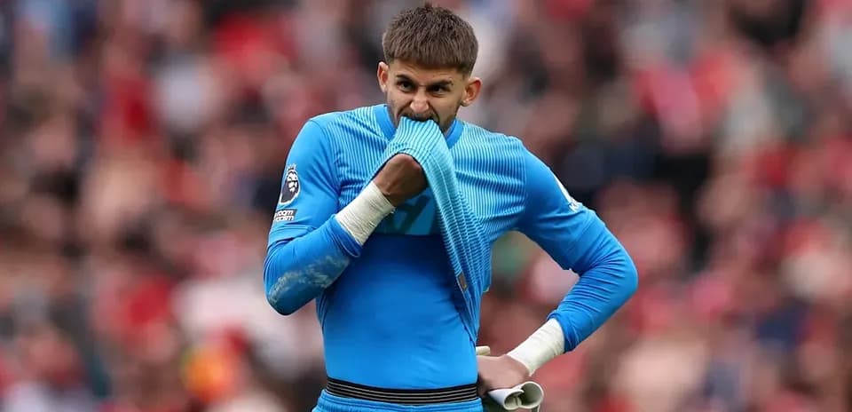 Portero mordiendo su camiseta durante el partido