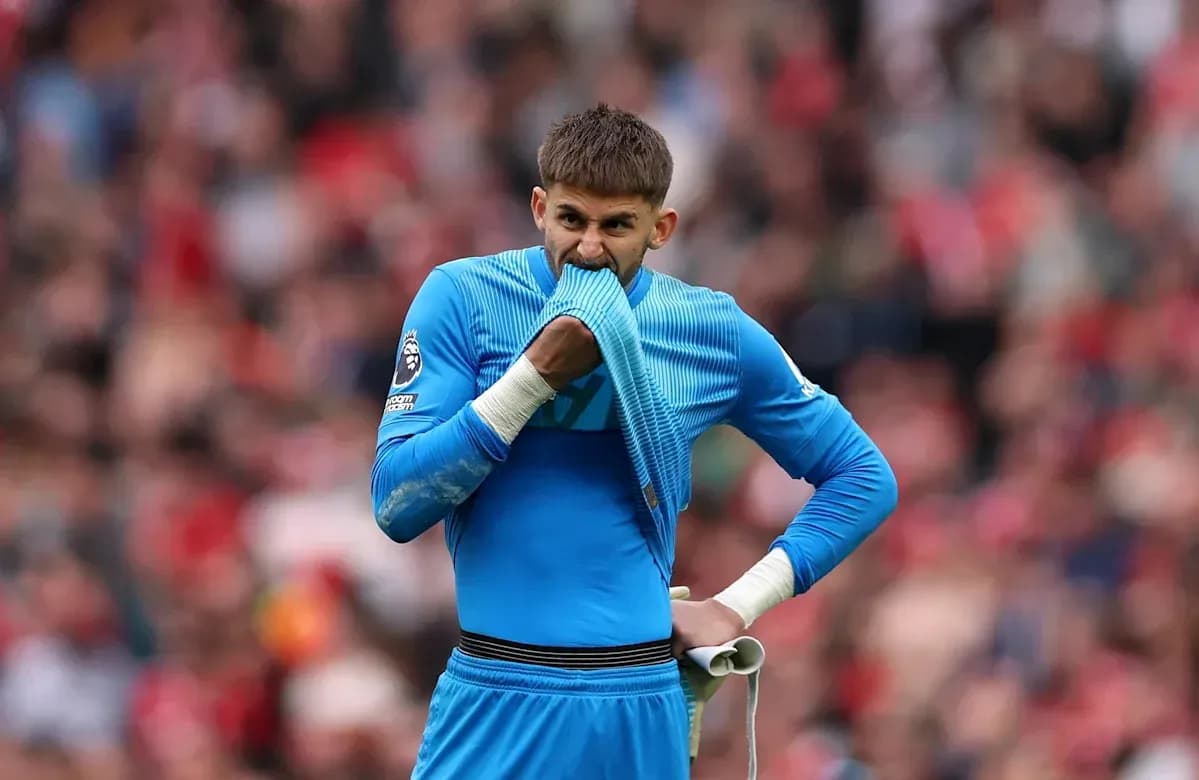 Portero mordiendo su camiseta durante el partido