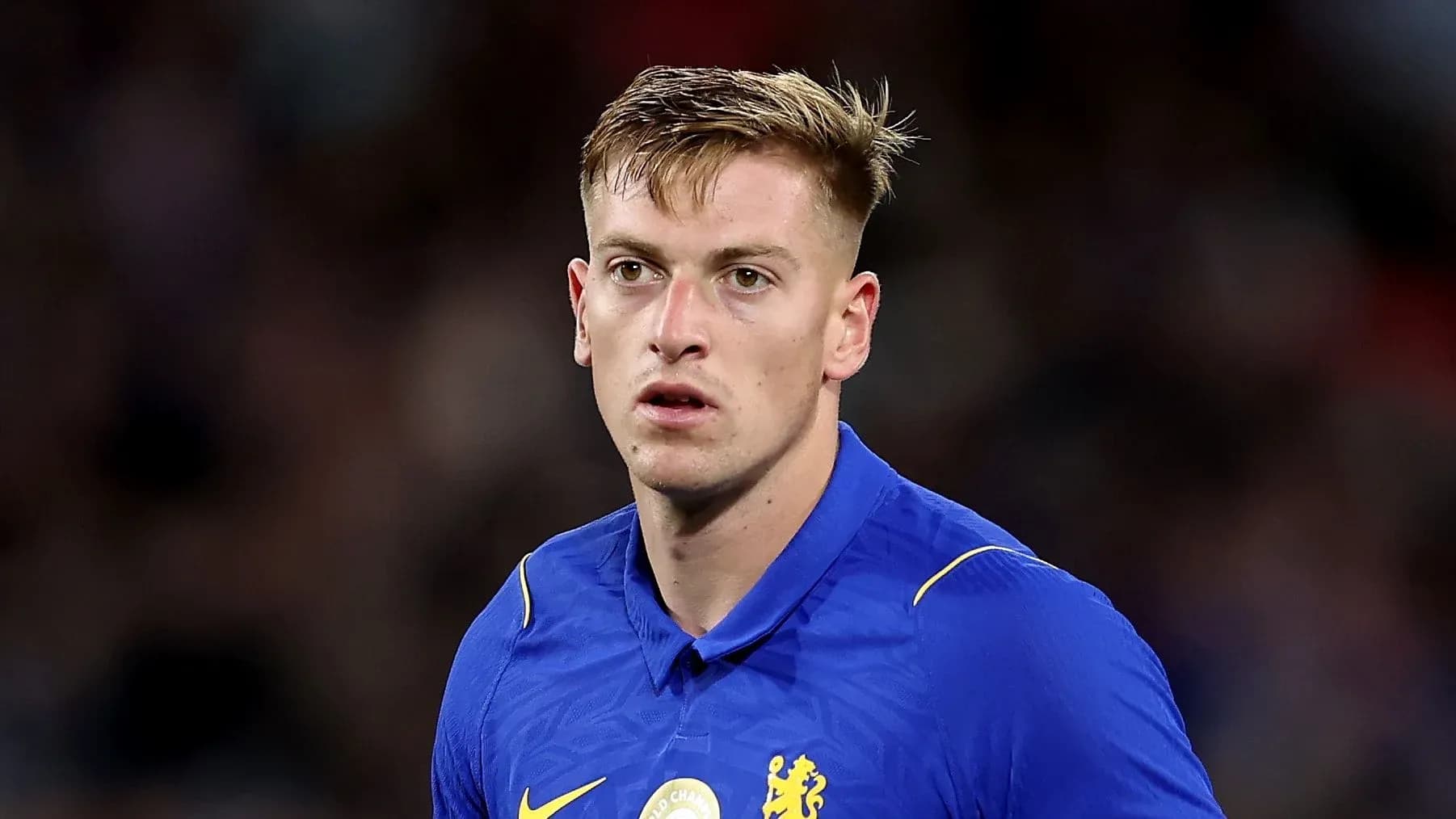 Jugador de Chelsea en uniforme azul durante partido