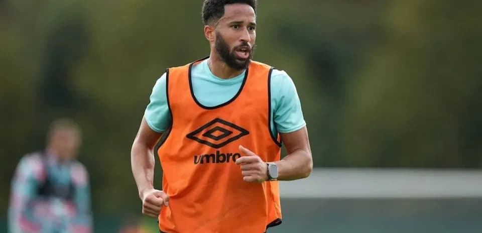 Jugador entrenando con chaleco naranja en campo
