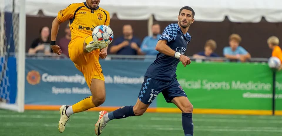 Jugador de Indy Eleven controla el balón