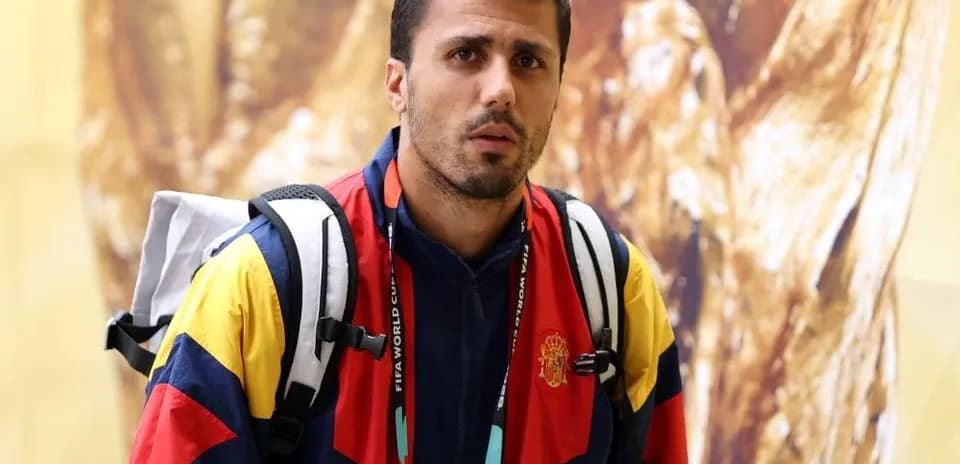 Jugador llegando al evento con mochila y chaqueta