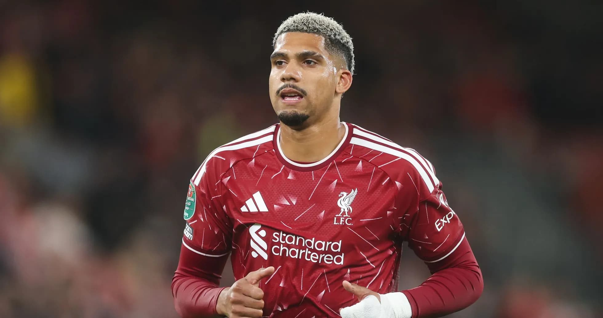 Jugador de Liverpool en uniforme rojo durante el partido