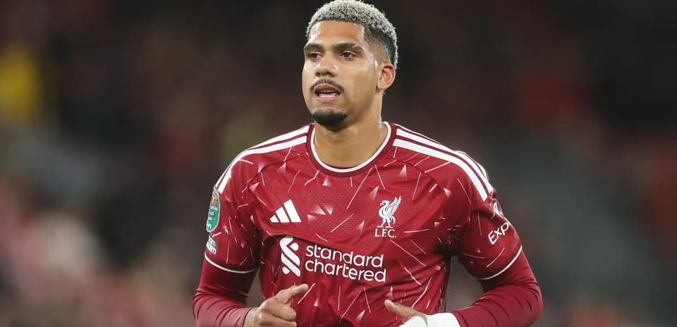Jugador de Liverpool en uniforme rojo durante el partido