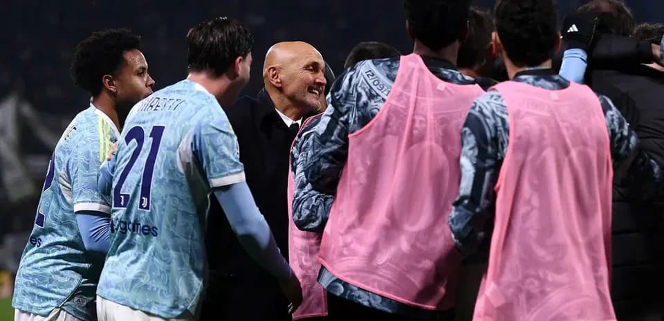 Entrenador celebrando con jugadores tras el partido