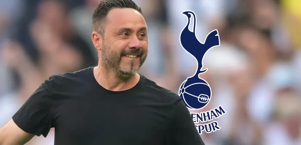 Entrenador sonriendo con logo de Tottenham detrás