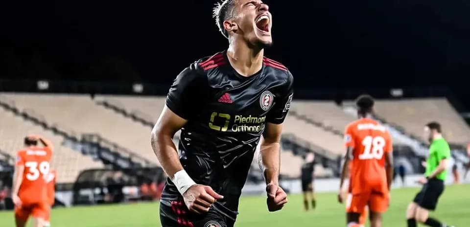 Jugador de Atlanta United II celebra un gol