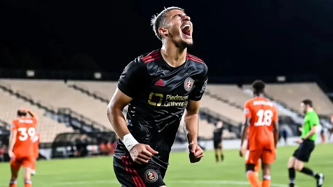 Jugador de Atlanta United II celebra un gol