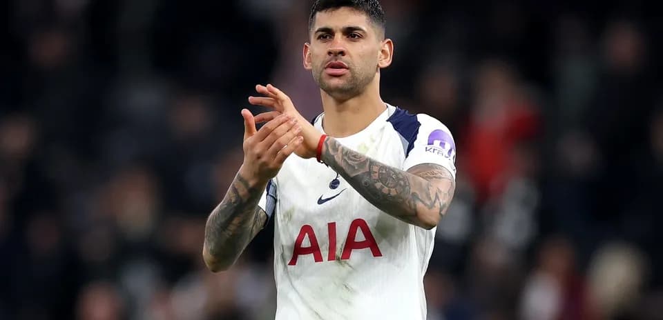 Jugador aplaudiendo después del partido en el estadio