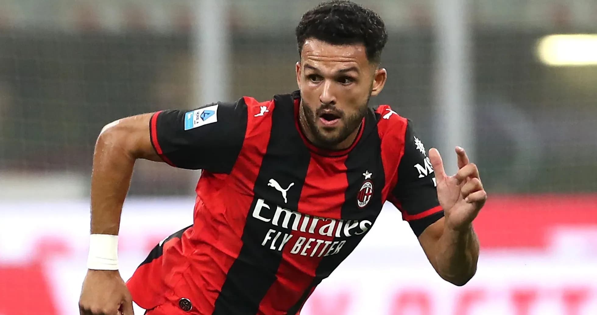 Jugador de AC Milan corriendo en el campo