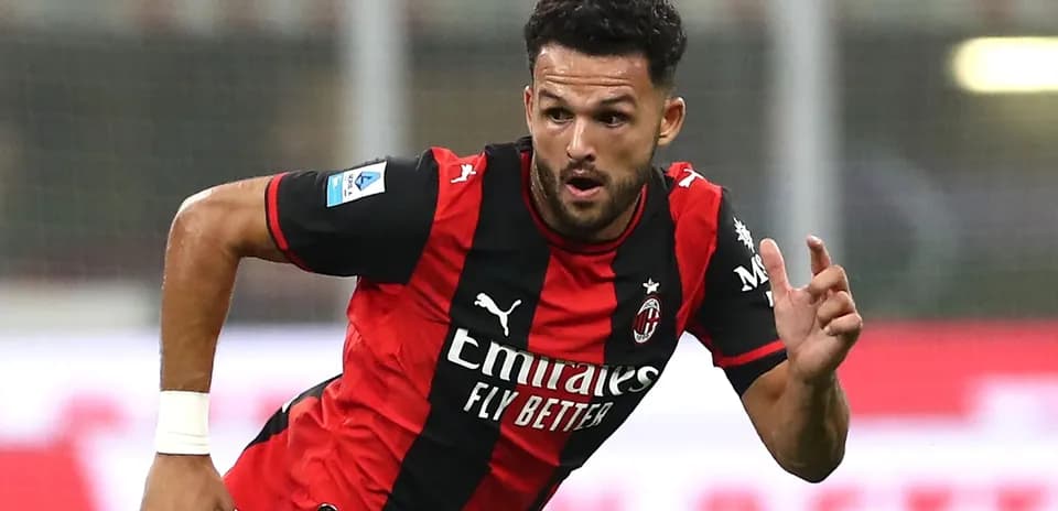 Jugador de AC Milan corriendo en el campo