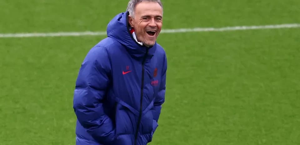Entrenador sonriendo en el campo de entrenamiento