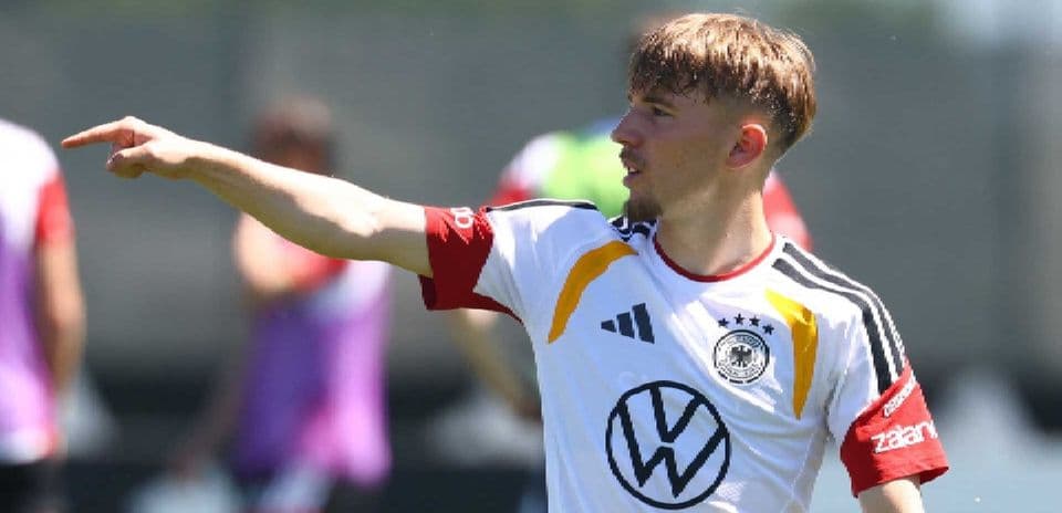 Jugador de Alemania señalando durante sesión de entrenamiento