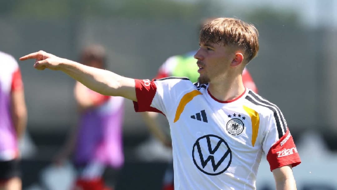 Jugador de Alemania señalando durante sesión de entrenamiento