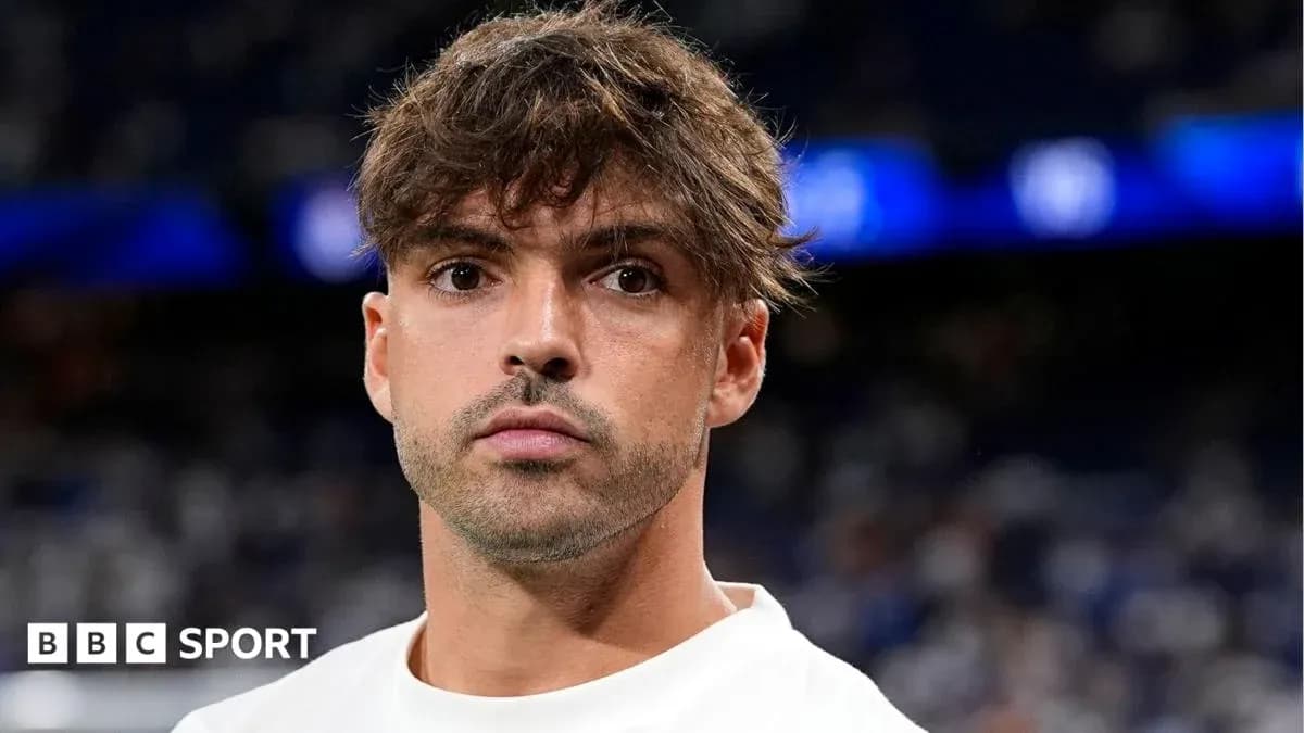 Jugador mirando hacia la cámara en el estadio