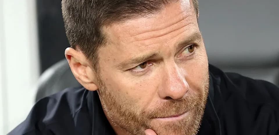 Entrenador pensativo en el banquillo del partido