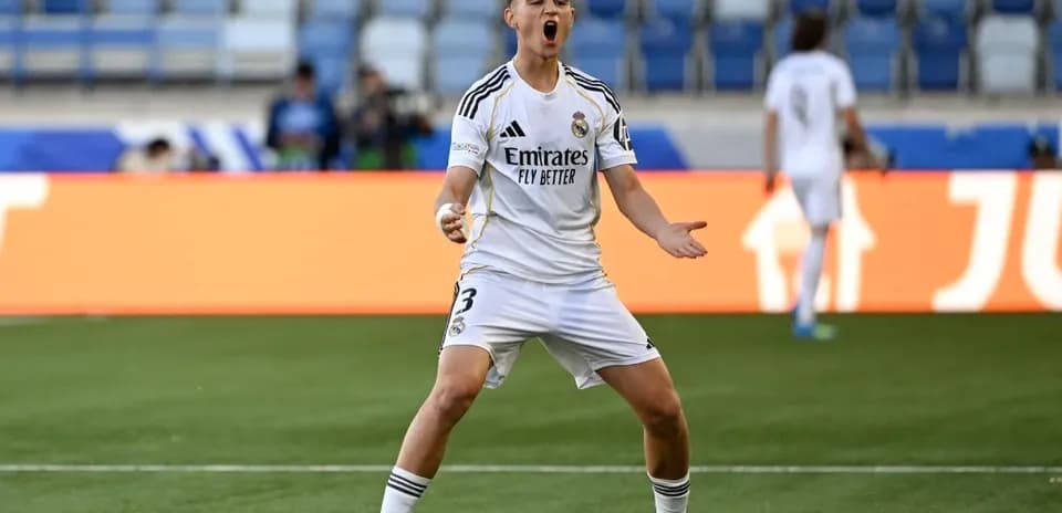 Jugador de Real Madrid celebrando un gol en el campo