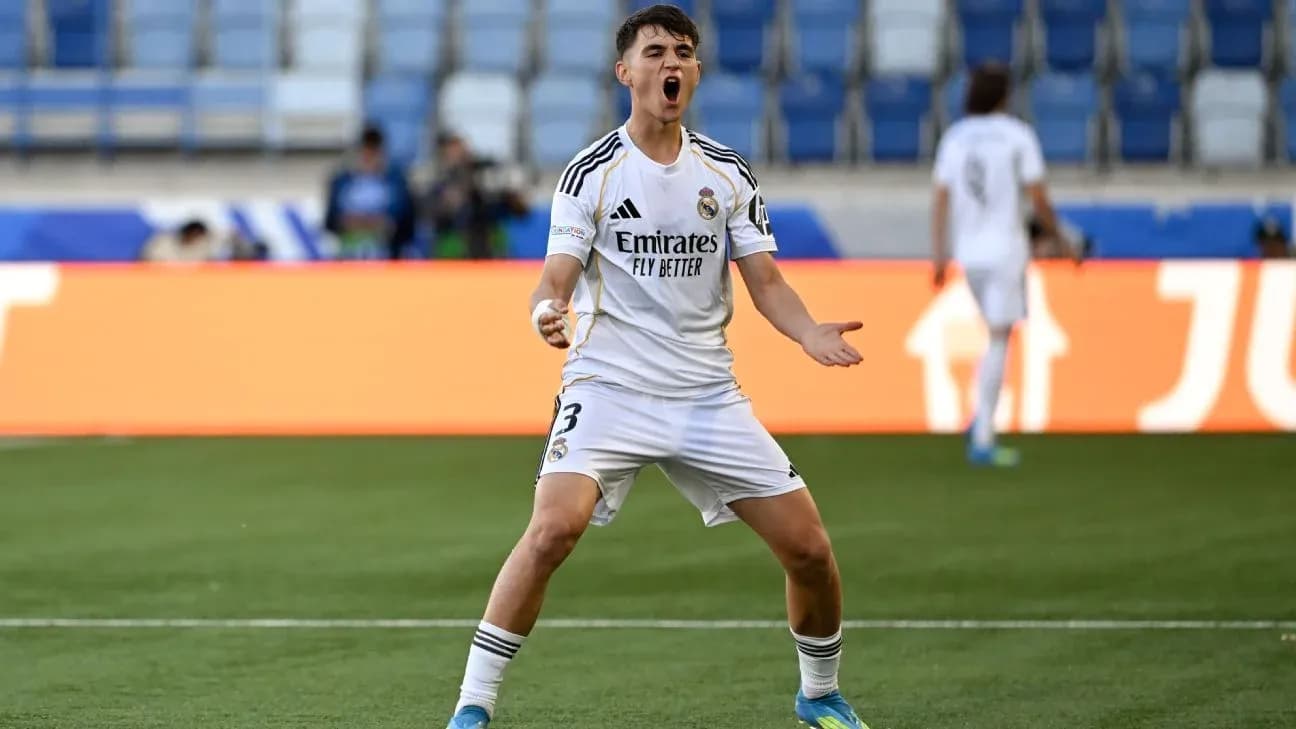 Jugador de Real Madrid celebrando un gol en el campo