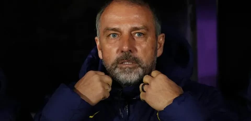 Entrenador ajustando su abrigo en el banquillo